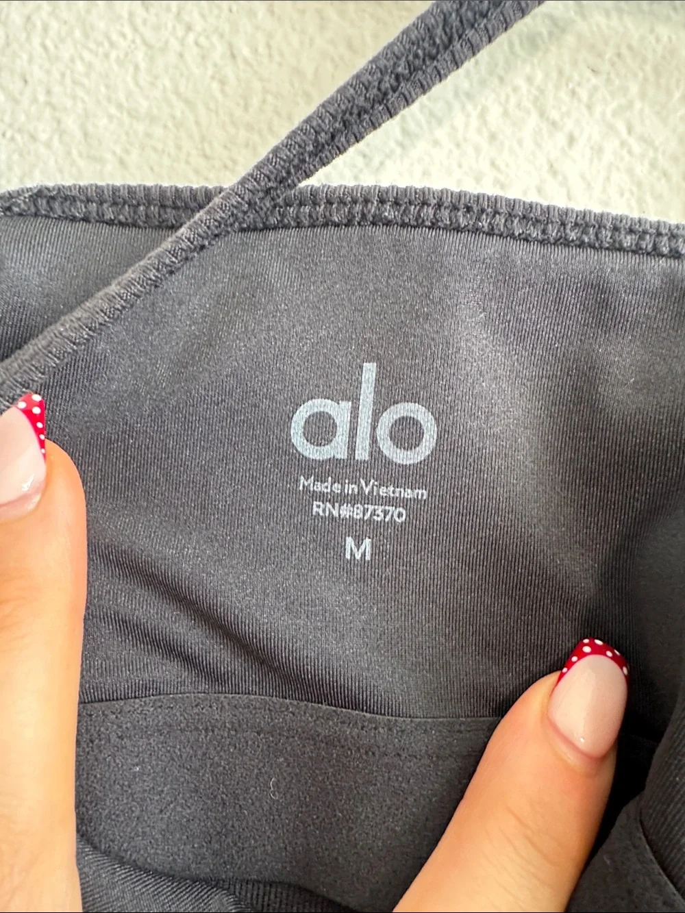 ALO Goddess Ribbed Crop Top in Black - M